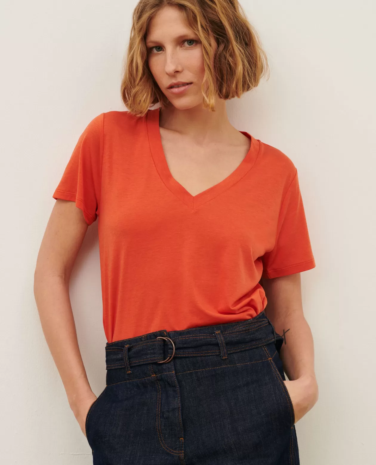 Sale Comptoir des Cotonniers Lea - Loose V-Neck T-Shirt 0250 Tiger Lily Orange