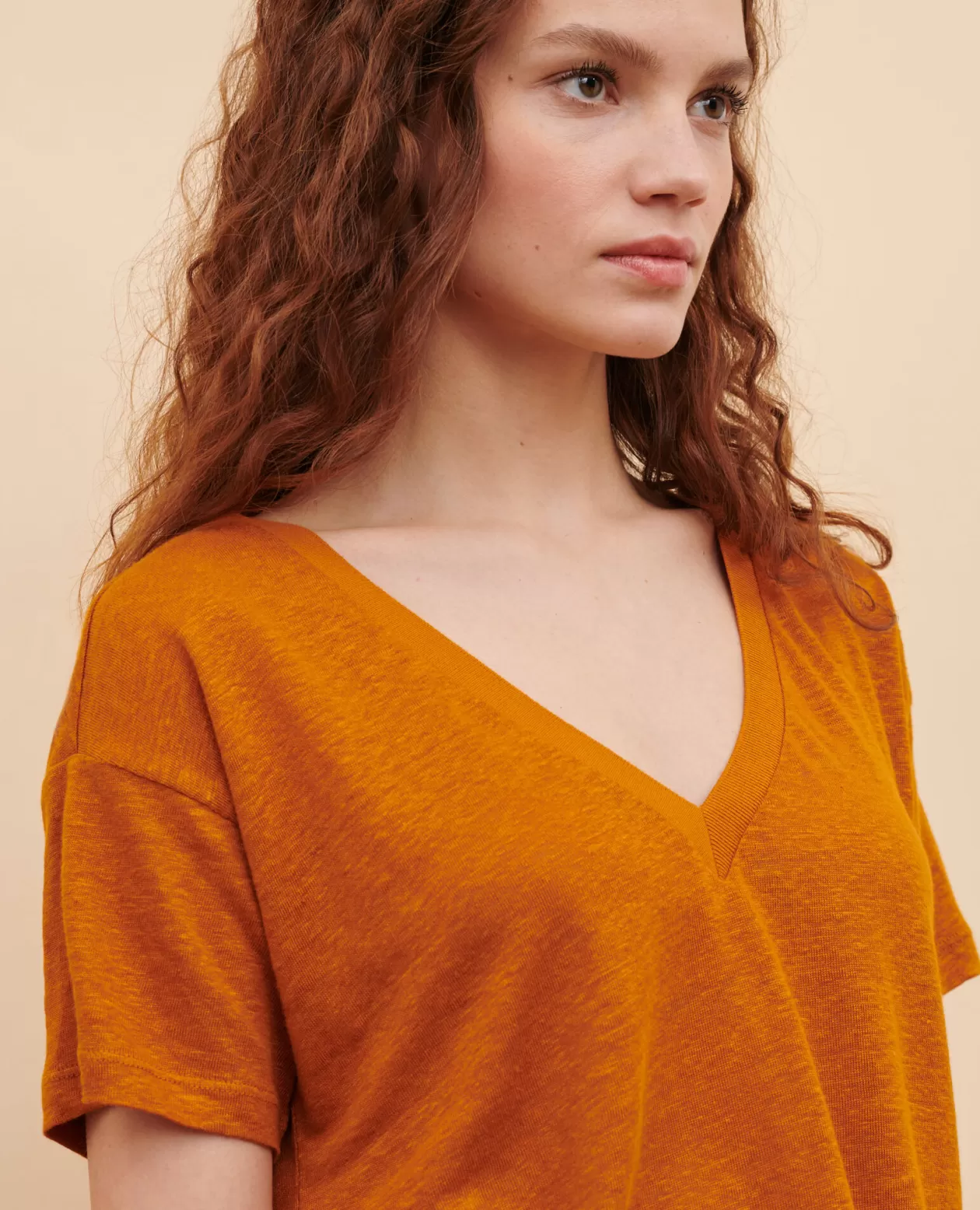 Cheap Comptoir des Cotonniers Sarah - Linen V-Neck T-Shirt Pumpkin Spice