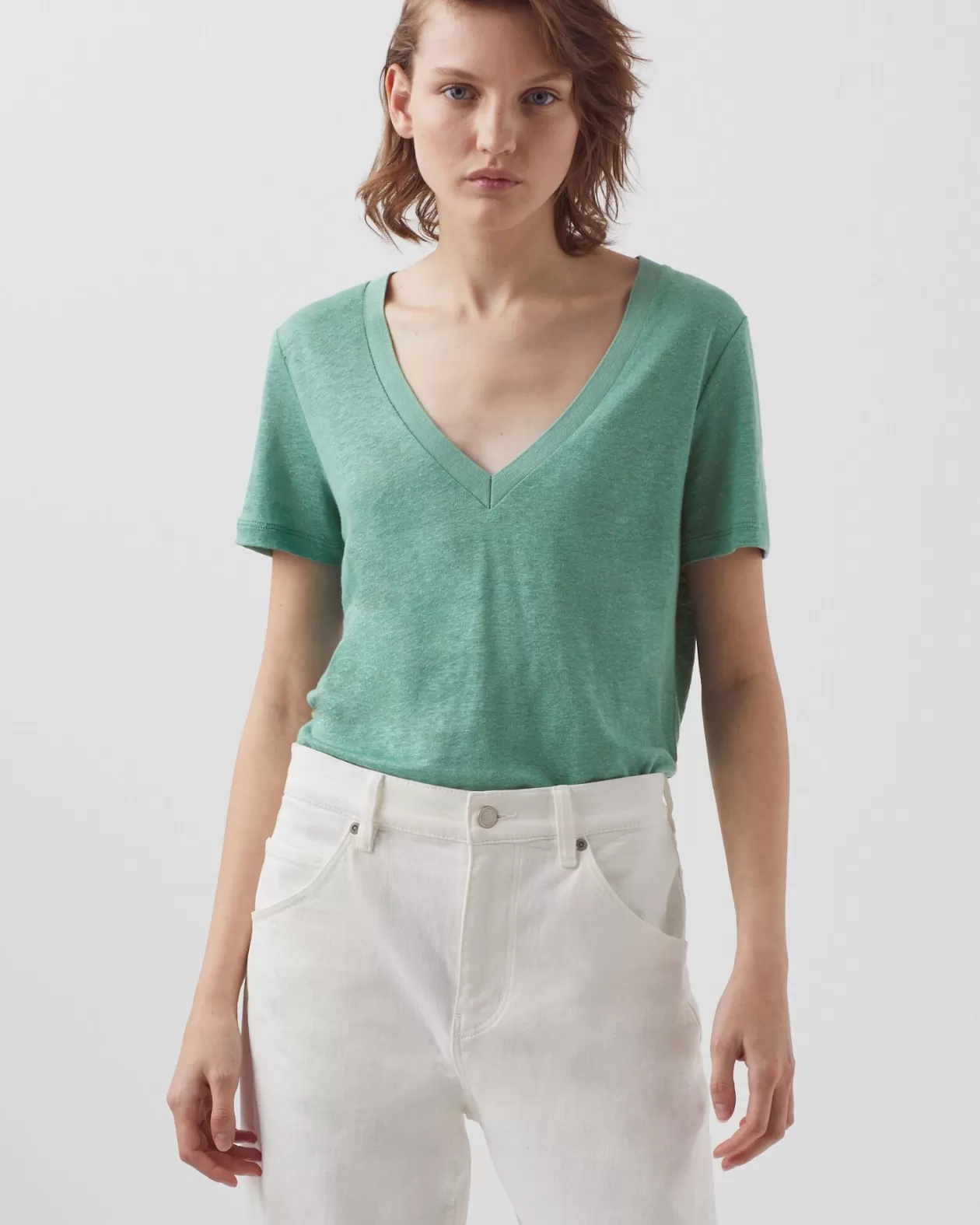 Shop Comptoir des Cotonniers Sarah - Linen V-Neck T-Shirt 0520 Vert Email