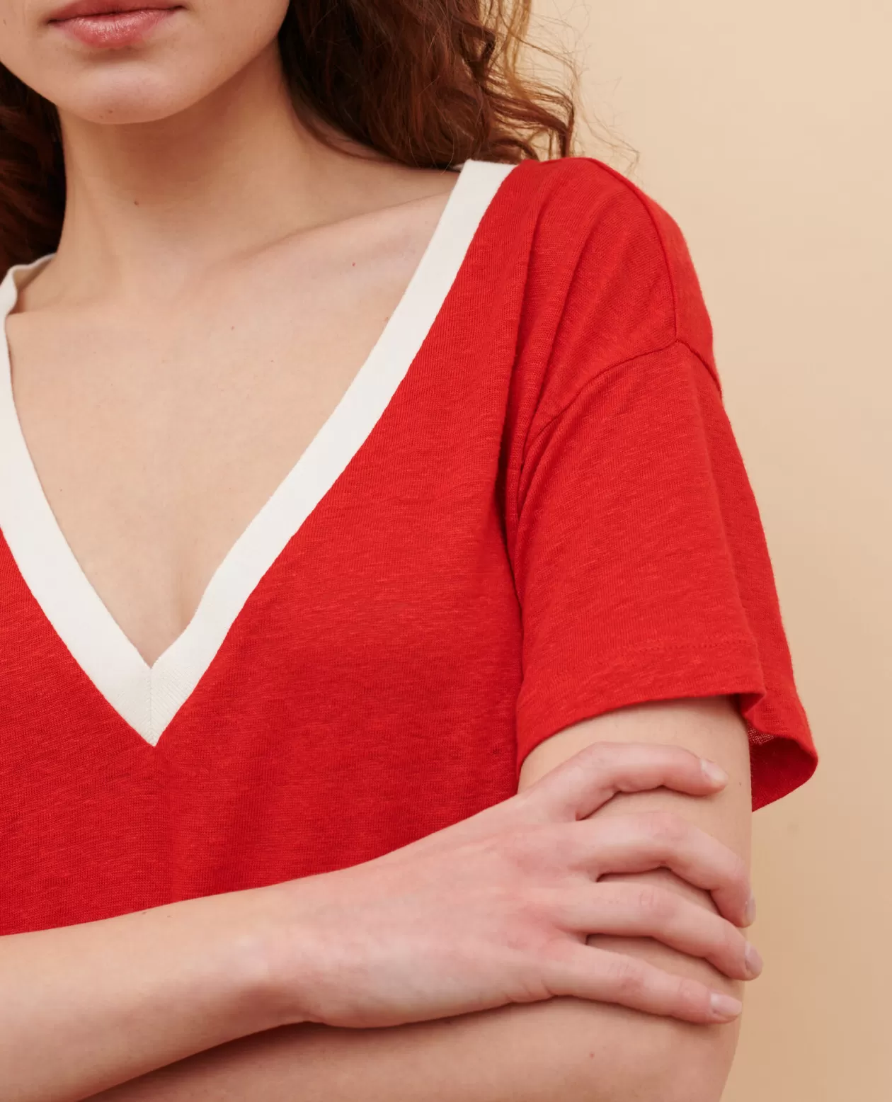 Cheap Comptoir des Cotonniers Sarah - Linen V-Neck T-Shirt 5039C Str Fieryred Gardenia