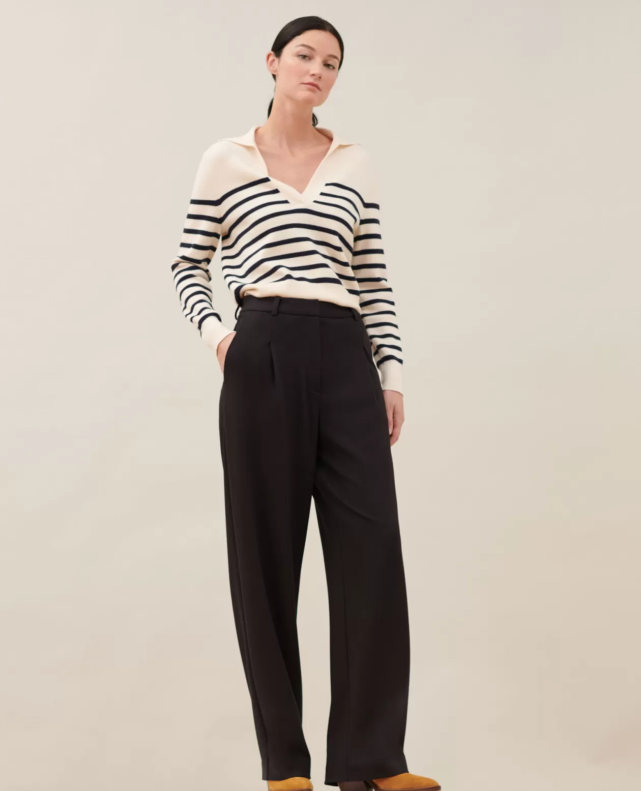 Outlet Comptoir des Cotonniers Yvonne - Wide Pleated Trousers 8853 09 Black